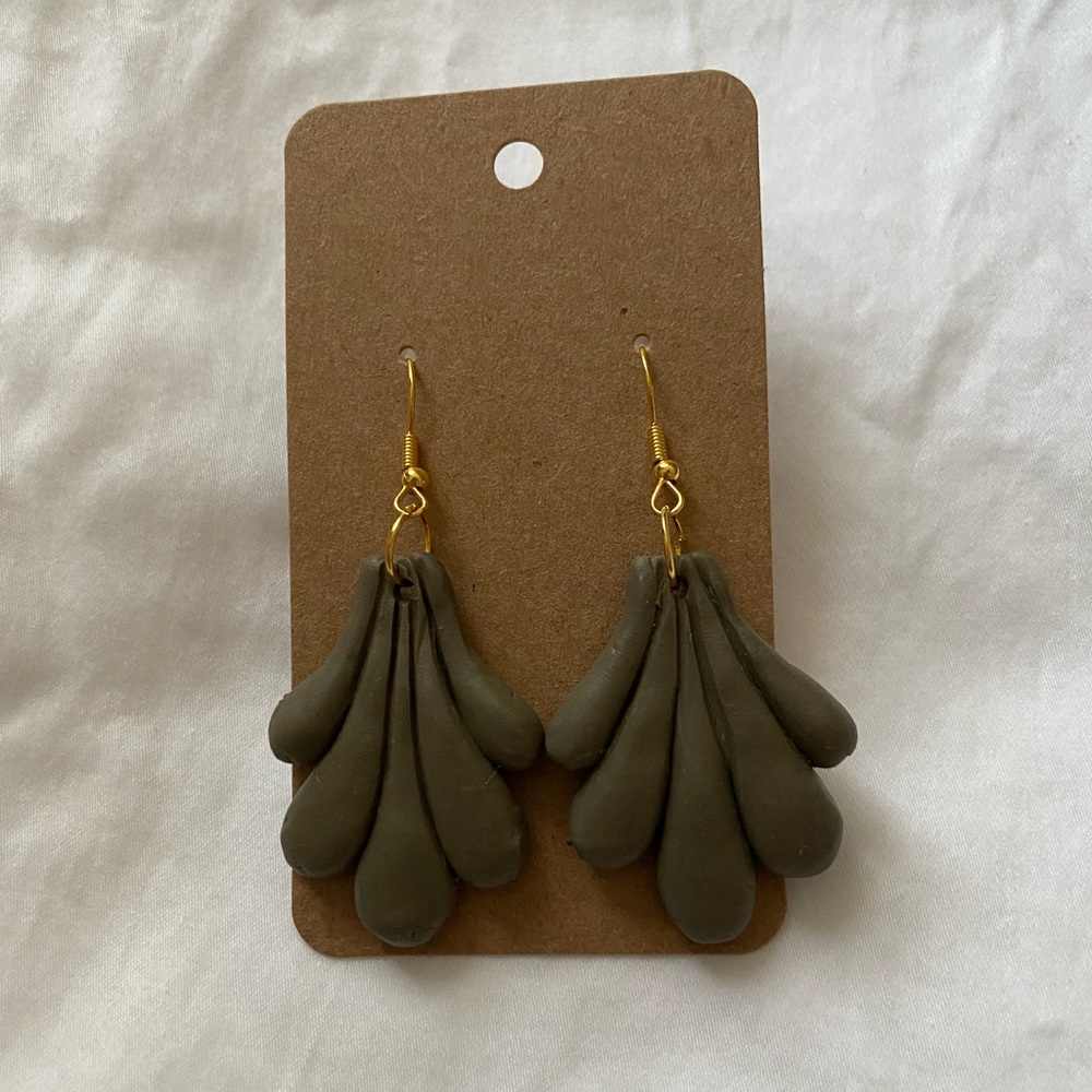 Green callar earrings